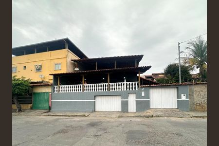 Casa à venda com 360m², 3 quartos e 4 vagas Casa à venda com 360m², 3 quartos e 4 vagasFachada