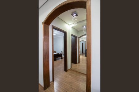 Casa à venda com 360m², 3 quartos e 4 vagas Casa à venda com 360m², 3 quartos e 4 vagasCorredor