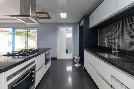 Casa para alugar com 300m², 3 quartos e sem vaga Casa para alugar com 300m², 3 quartos e sem vagaCozinha e Área de Serviço