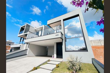 Casa de condomínio à venda com 260m², 3 quartos e 4 vagas