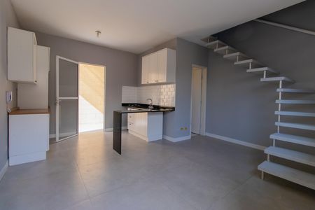 Sala de casa de condomínio para alugar com 2 quartos, 70m² em Chácara Ondas Verdes, Cotia