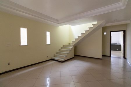 Casa para alugar com 147m², 3 quartos e 2 vagas Casa para alugar com 147m², 3 quartos e 2 vagasSala