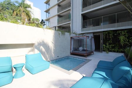 Apartamento à venda com 102m², 2 quartos e 2 vagas Apartamento à venda com 102m², 2 quartos e 2 vagasÁrea comum - Piscina