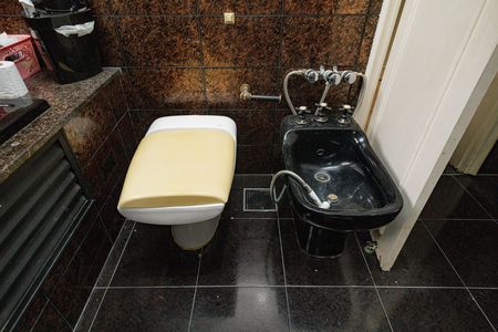 Apartamento à venda com 300m², 5 quartos e 2 vagas Apartamento à venda com 300m², 5 quartos e 2 vagasBanheiro da suite 2