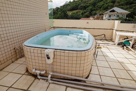 Apartamento à venda com 300m², 5 quartos e 2 vagas Apartamento à venda com 300m², 5 quartos e 2 vagasÁrea comum - Piscina