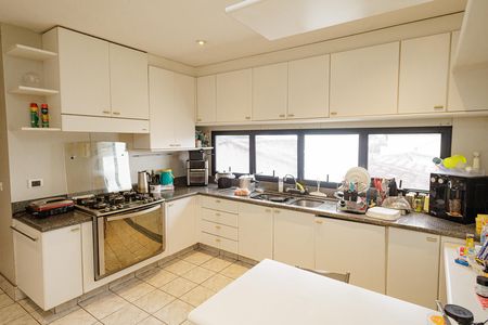 Apartamento à venda com 300m², 5 quartos e 2 vagas Apartamento à venda com 300m², 5 quartos e 2 vagasCozinha