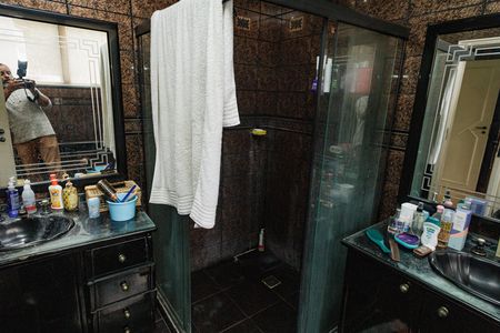 Apartamento à venda com 300m², 5 quartos e 2 vagas Apartamento à venda com 300m², 5 quartos e 2 vagasBanheiro da suite 2
