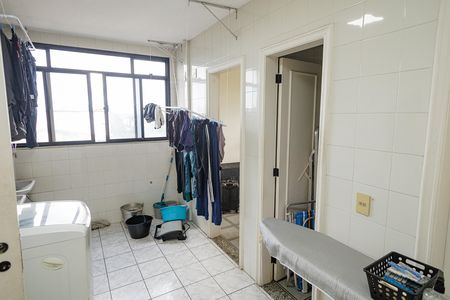 Apartamento à venda com 300m², 5 quartos e 2 vagas Apartamento à venda com 300m², 5 quartos e 2 vagasÁrea de Serviço