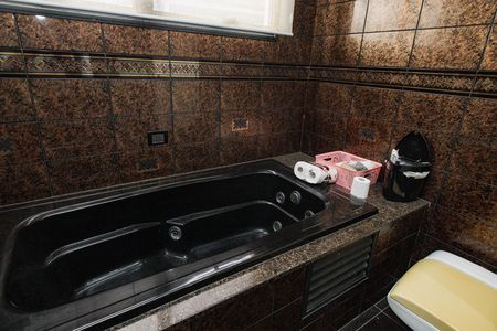 Apartamento à venda com 300m², 5 quartos e 2 vagas Apartamento à venda com 300m², 5 quartos e 2 vagasBanheiro da suite 2