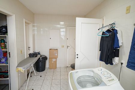Apartamento à venda com 300m², 5 quartos e 2 vagas Apartamento à venda com 300m², 5 quartos e 2 vagasÁrea de Serviço