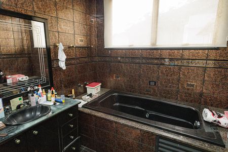 Apartamento à venda com 300m², 5 quartos e 2 vagas Apartamento à venda com 300m², 5 quartos e 2 vagasBanheiro da suite 2