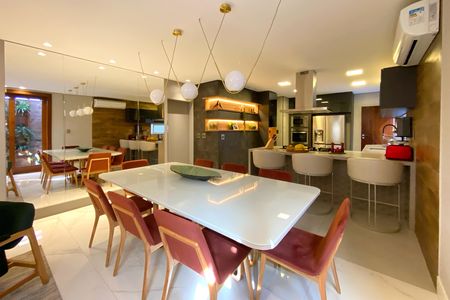 Casa à venda com 360m², 3 quartos e 4 vagas Casa à venda com 360m², 3 quartos e 4 vagasSala
