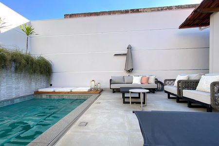Casa à venda com 360m², 3 quartos e 4 vagas Casa à venda com 360m², 3 quartos e 4 vagasPiscina