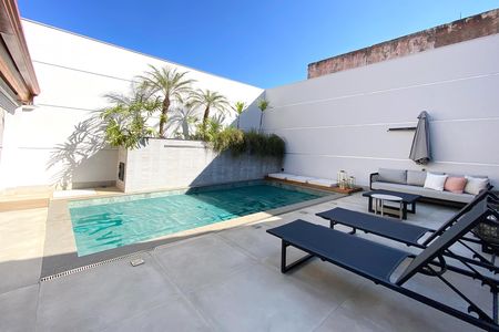 Casa à venda com 360m², 3 quartos e 4 vagas Casa à venda com 360m², 3 quartos e 4 vagasPiscina