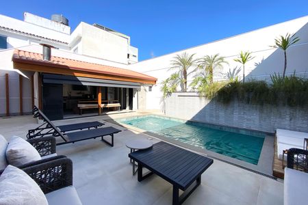 Casa à venda com 360m², 3 quartos e 4 vagas Casa à venda com 360m², 3 quartos e 4 vagasPiscina
