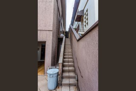 Casa à venda com 316m², 3 quartos e 2 vagas Casa à venda com 316m², 3 quartos e 2 vagasEscada