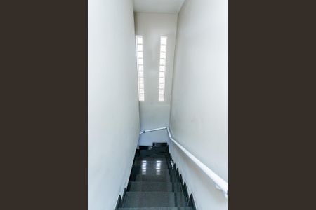 Casa à venda com 316m², 3 quartos e 2 vagas Casa à venda com 316m², 3 quartos e 2 vagasEscada