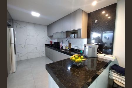 Casa para alugar com 372m², 4 quartos e 3 vagas Casa para alugar com 372m², 4 quartos e 3 vagasCozinha