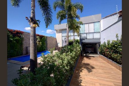 Casa para alugar com 372m², 4 quartos e 3 vagas Casa para alugar com 372m², 4 quartos e 3 vagasÁrea externa