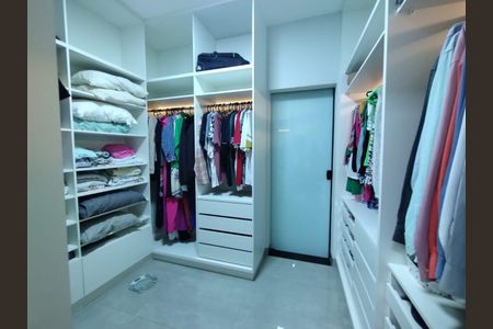 Casa para alugar com 372m², 4 quartos e 3 vagas Casa para alugar com 372m², 4 quartos e 3 vagasQuarto