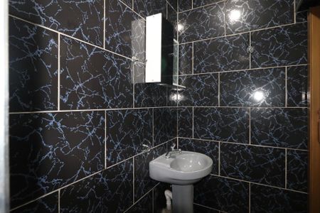 Casa para alugar com 80m², 3 quartos e 1 vaga Casa para alugar com 80m², 3 quartos e 1 vagaBanheiro 1