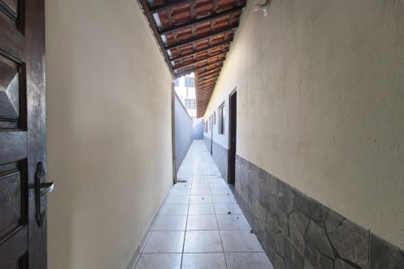 Casa para alugar com 80m², 3 quartos e 2 vagas Casa para alugar com 80m², 3 quartos e 2 vagasCorredor lateral
