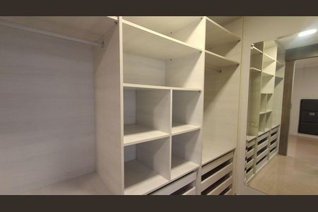 Apartamento à venda com 107m², 3 quartos e 3 vagas Apartamento à venda com 107m², 3 quartos e 3 vagasCloset