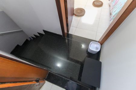 Casa de condomínio à venda com 64m², 2 quartos e 2 vagas Casa de condomínio à venda com 64m², 2 quartos e 2 vagasEscada