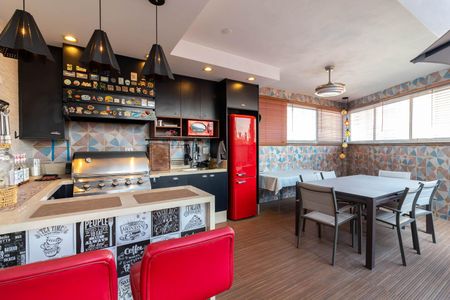Casa à venda com 560m², 4 quartos e 5 vagas Casa à venda com 560m², 4 quartos e 5 vagasQuintal / Área de Lazer