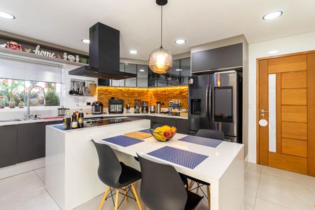 Casa à venda com 560m², 4 quartos e 5 vagas Casa à venda com 560m², 4 quartos e 5 vagasCozinha