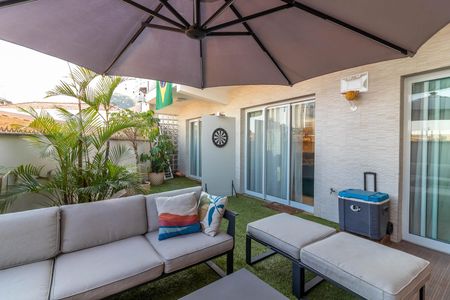 Casa à venda com 560m², 4 quartos e 5 vagas Casa à venda com 560m², 4 quartos e 5 vagasQuintal / Área de Lazer