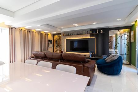 Casa à venda com 560m², 4 quartos e 5 vagas Casa à venda com 560m², 4 quartos e 5 vagasSalas de Estar e Jantar