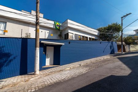 Casa à venda com 560m², 4 quartos e 5 vagas Casa à venda com 560m², 4 quartos e 5 vagasFachada