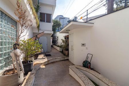 Casa à venda com 560m², 4 quartos e 5 vagas Casa à venda com 560m², 4 quartos e 5 vagasEntrada