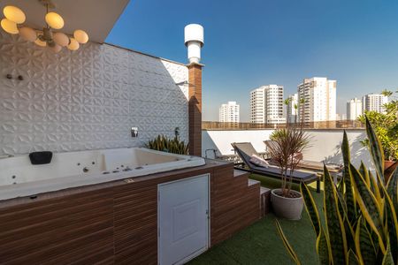 Casa à venda com 560m², 4 quartos e 5 vagas Casa à venda com 560m², 4 quartos e 5 vagasVaranda das Suítes