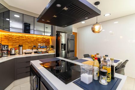 Casa à venda com 560m², 4 quartos e 5 vagas Casa à venda com 560m², 4 quartos e 5 vagasCozinha