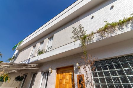 Casa à venda com 560m², 4 quartos e 5 vagas Casa à venda com 560m², 4 quartos e 5 vagasEntrada