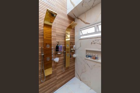 Casa à venda com 560m², 4 quartos e 5 vagas Casa à venda com 560m², 4 quartos e 5 vagasBanheiro da Suíte 1