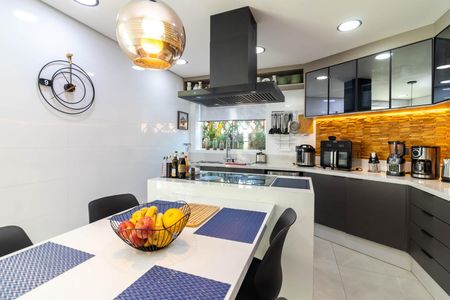 Casa à venda com 560m², 4 quartos e 5 vagas Casa à venda com 560m², 4 quartos e 5 vagasCozinha