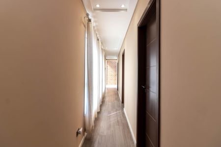 Casa à venda com 560m², 4 quartos e 5 vagas Casa à venda com 560m², 4 quartos e 5 vagasCorredor dos Quartos