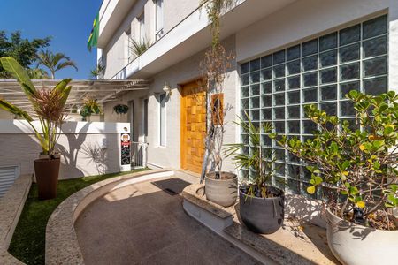 Casa à venda com 560m², 4 quartos e 5 vagas Casa à venda com 560m², 4 quartos e 5 vagasEntrada