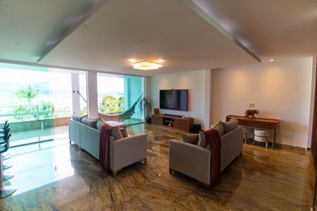 Sala de casa de condomínio para alugar com 4 quartos, 454m² em São Francisco, Niterói