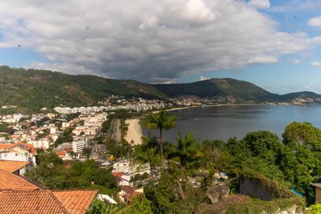 Casa de condomínio para alugar com 454m², 4 quartos e 2 vagas Casa de condomínio para alugar com 454m², 4 quartos e 2 vagasVista da Suíte 2