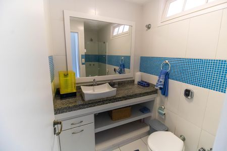 Casa de condomínio para alugar com 454m², 4 quartos e 2 vagas Casa de condomínio para alugar com 454m², 4 quartos e 2 vagasBanheiro da Suíte 3