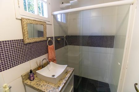 Casa de condomínio para alugar com 454m², 4 quartos e 2 vagas Casa de condomínio para alugar com 454m², 4 quartos e 2 vagasBanheiro da Suíte 1