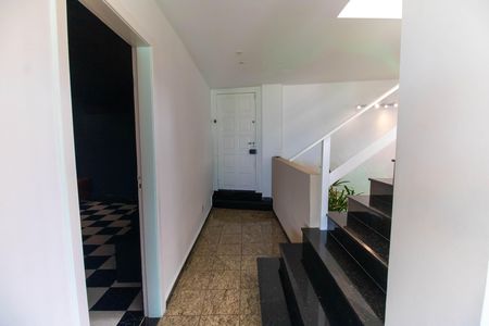 Casa de condomínio para alugar com 454m², 4 quartos e 2 vagas Casa de condomínio para alugar com 454m², 4 quartos e 2 vagasHall de entrada