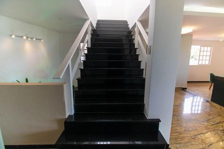Casa de condomínio para alugar com 454m², 4 quartos e 2 vagas Casa de condomínio para alugar com 454m², 4 quartos e 2 vagasEscada
