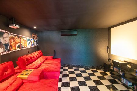 Casa de condomínio para alugar com 454m², 4 quartos e 2 vagas Casa de condomínio para alugar com 454m², 4 quartos e 2 vagasSala de TV