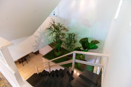Casa de condomínio para alugar com 454m², 4 quartos e 2 vagas Casa de condomínio para alugar com 454m², 4 quartos e 2 vagasEscada