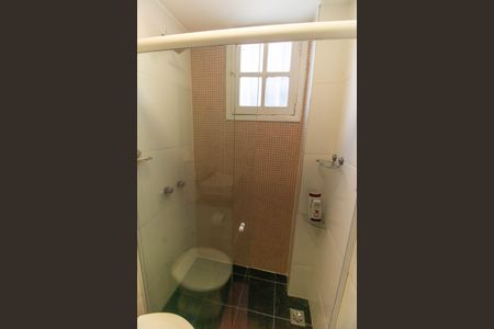 Casa de condomínio para alugar com 454m², 4 quartos e 2 vagas Casa de condomínio para alugar com 454m², 4 quartos e 2 vagasBanheiro da Suíte 2